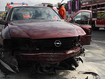 Die Front des Opels wurde stark beschädigt. Darin saß ein Ehepaar, dass aus Richtung Innenstadt in die Kreuzung einfuhr. Foto: Marco Meißner