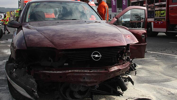 Die Front des Opels wurde stark beschädigt. Darin saß ein Ehepaar, dass aus Richtung Innenstadt in die Kreuzung einfuhr. Foto: Marco Meißner