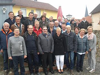 Vor 50 Jahren wurden sie Ebenhausen, Eltingshausen und Oerlenbach eingeschult. Beim Klassentreffen tauschten sie alte Erlebnisse aus. Mit dabei ihr Lehrer in den Jahrgangsstufen 7 und 8 Wolfhard Böhm (hinten, 4. von links). Foto: Stefan Geiger