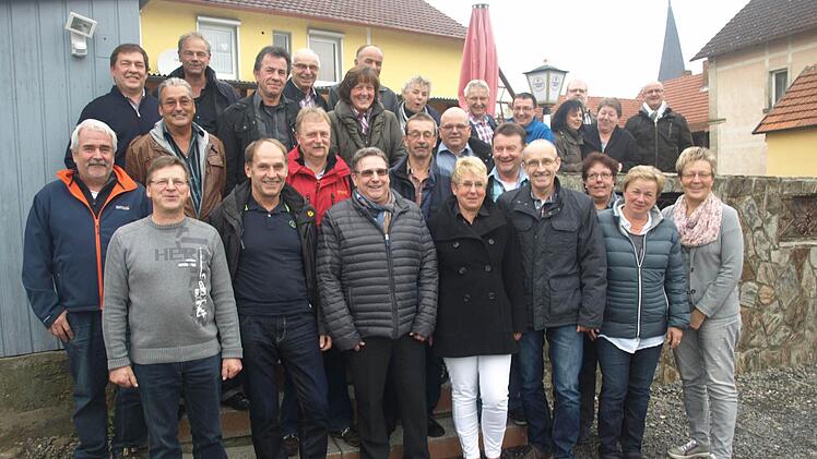 Vor 50 Jahren wurden sie Ebenhausen, Eltingshausen und Oerlenbach eingeschult. Beim Klassentreffen tauschten sie alte Erlebnisse aus. Mit dabei ihr Lehrer in den Jahrgangsstufen 7 und 8 Wolfhard Böhm (hinten, 4. von links). Foto: Stefan Geiger