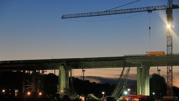 EIn 40 Meter langes Stück der Autobahnbrücke der A7 bei Werneck stürzte am Mittwoch ein. Ein Mensch starb, inzwischen sind die Rettungsarbeiten beendet. Foto: News5 / Merzbach