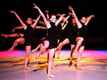 Die Coburger Ballettcompagnie auf ihrem persönlichen Erkundungstrip.  Fotos: Henning Rosenbusch