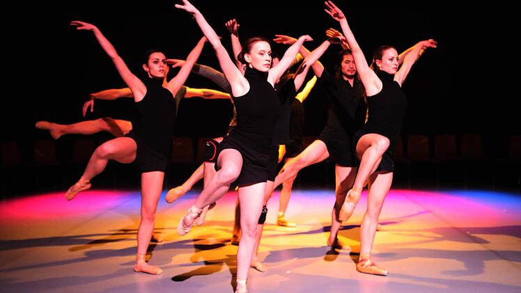 Die Coburger Ballettcompagnie auf ihrem persönlichen Erkundungstrip.  Fotos: Henning Rosenbusch