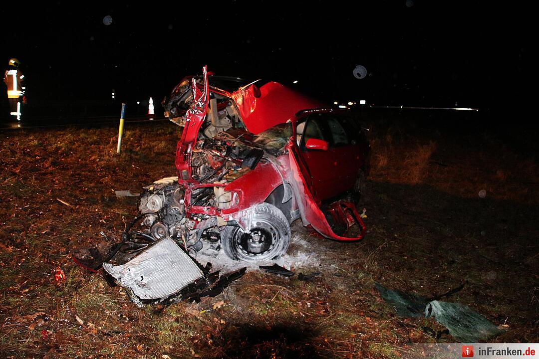 Schwerer Unfall bei Neuenmarkt - Fahrer überlebt schwerverletzt