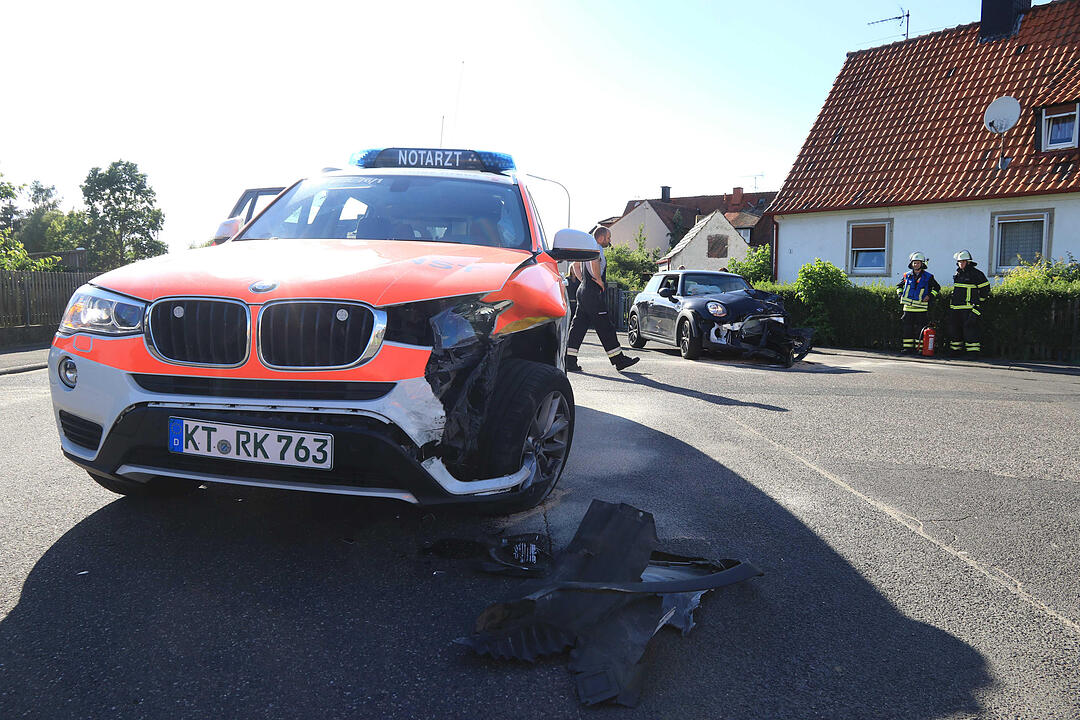 Einsatzfahrt endet in Verkehrsunfall - Mini und Notarzteinsatzfahrzeug kollidieren - Zwei Verletzte ins Krankenhaus