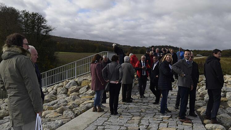 Ortsbewohner, Stadträte und Vertreter des Amtes für ländliche Entwicklung besichtigten den Damm des Hochwasserrückhaltebeckens.Andreas Welz
