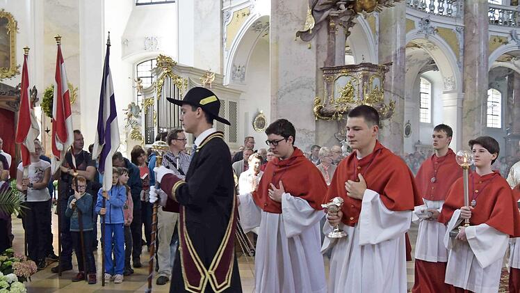 Die Prozession führte Kirchenschweizer Michael Dörres zum Hauptaltar vorbei an den Fahnen der Mürsbacher Wallfahrt. Foto: Andreas Welz