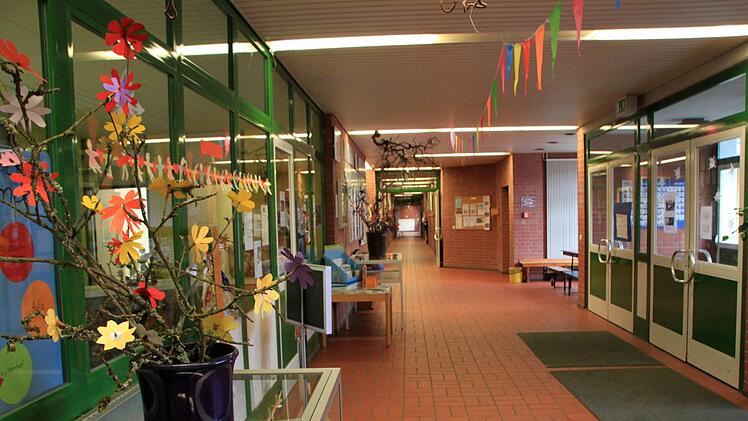 Lange Gänge, ausreichend Platz: Mittlerweile ist das Gebäude auf dem Kasernengelände viel zu groß für die Schule.  Foto: Julia Raab