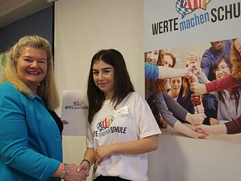 Marie Tiroch von der Carl-von-Linde Realschule Kulmbach arbeitet nun als Wertebotschafterin an ihrer Schule; links  Ministerialrätin Birgit Kleinhappl.Veronika Schadeck