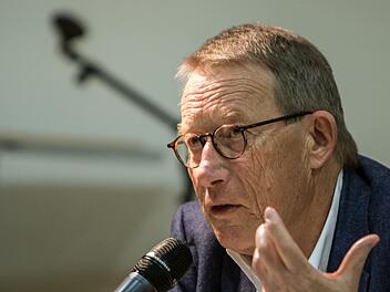 Friedrich Christian Delius stellte seine autobiografische Erzählung "Die Zukunft der Schönheit" bei einer Lesung in Coburg vor.Foto: Jochen Berger