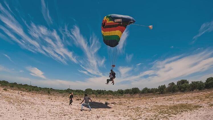 Viel Adrenalin ist beim Fallschirm-Date im Spiel.