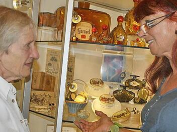 Mit viel Leidenschaft erklärt die Sammlerin Beatrice Frankl (rechts) ihre Exponate aus der Parfum-Flakonsammlung der Besucherin Dorothea Jensch, die mit ihrer Familie schon oft im Museum war.  Foto: Veronika Schadeck