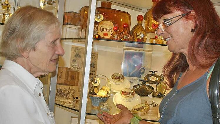 Mit viel Leidenschaft erklärt die Sammlerin Beatrice Frankl (rechts) ihre Exponate aus der Parfum-Flakonsammlung der Besucherin Dorothea Jensch, die mit ihrer Familie schon oft im Museum war.  Foto: Veronika Schadeck