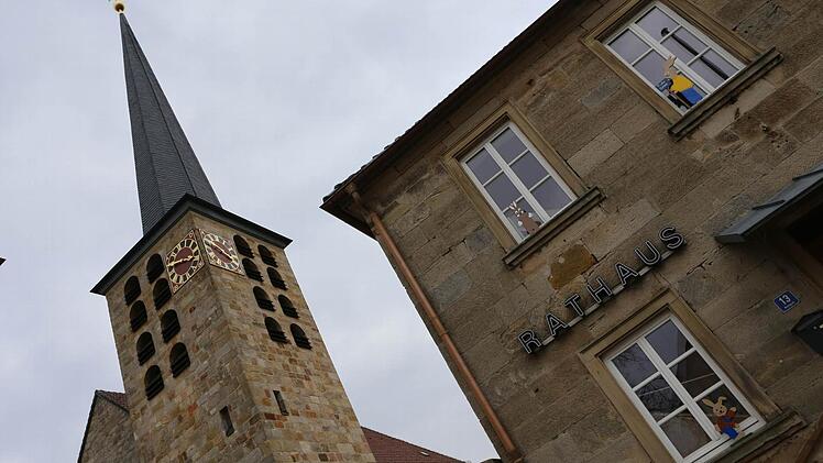 Der Kirchturm in Marktgraitz ist bis zur Turmspitze 54 Meter hoch. Ein Mast für die geplante 380-kV-Leitung wird an die 100 Meter hoch sein.