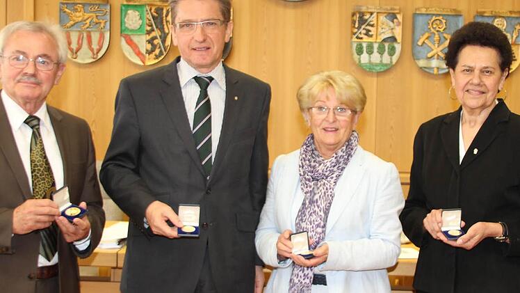 Die goldene Medaille des Landkreises erhielten diese Kreistagsmitglieder für 30-jährige Zugehörigkeit. Alle außer Hans Rebhan (Zweiter von links) scheiden aus.