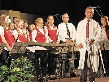 Wojciech Grabietz dirigierte ein Udo-Jürgens-Medley im weißen Bademantel.  Fotos: Schwind