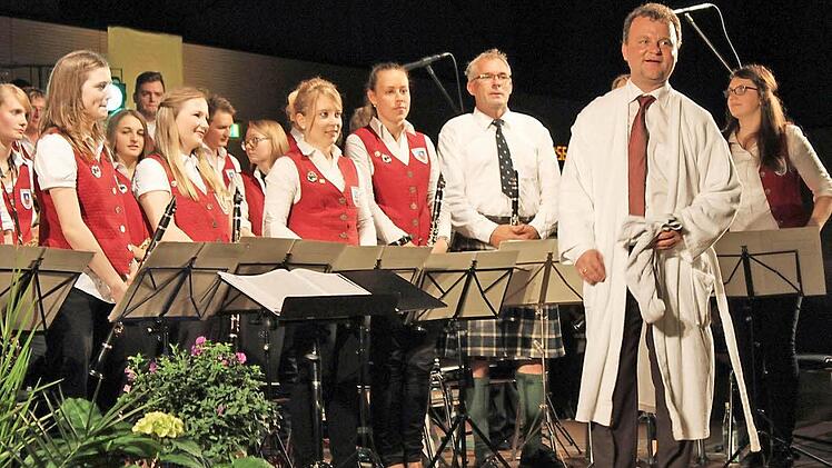 Wojciech Grabietz dirigierte ein Udo-Jürgens-Medley im weißen Bademantel.  Fotos: Schwind