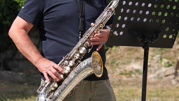 Volker Hannwacker hat ebenfalls erst als Erwachsener Unterricht genommen. Er spielt Tenor-Saxophon. Foto: Martina Straub