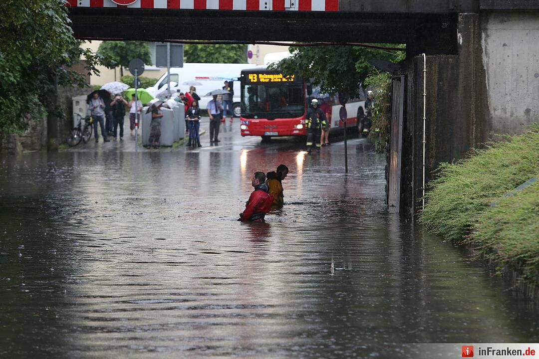 Starkregen sorgt fuer Verkehrschaos in Nuernberg