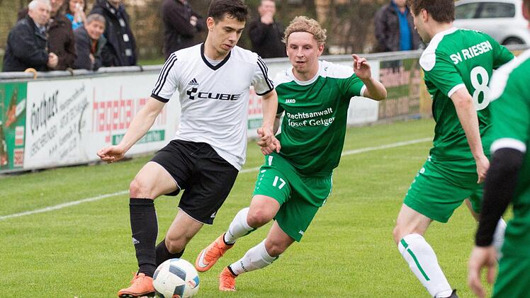 Szene vom Bezirksliga-Spiel SV Friesen - SV Poppenreuth.  Foto: Heinrich Weiß