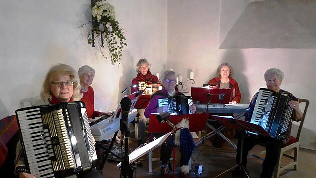 Adventliche Kl&auml;nge und Weihnachtslieder aus aller Welt spielten die "Crazy Ladies" unter Leitung von Dr. Karin Meyer-Jungclausen beim Konzert in der Kirche Untermerzbach. Foto: Schramm