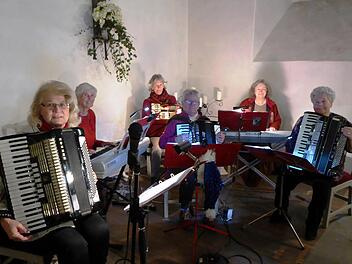 Adventliche Klänge und Weihnachtslieder aus aller Welt spielten die "Crazy Ladies" unter Leitung von Dr. Karin Meyer-Jungclausen beim Konzert in der Kirche Untermerzbach. Foto: Schramm