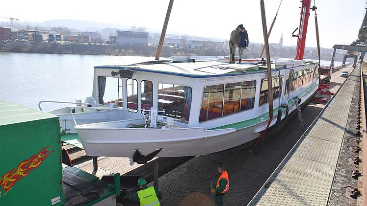 An Kai 3 wurde am Mittwochnachmittag das 56 Tonnen schwere Personenschiff "Bernkastel" im Bamberger Hafen verladen.  Der Schwertransport sollte in der Nacht mit  Polizeibegleitung  über die A 70  nach Thüringen rollen.  Foto: Ronald Rinklef