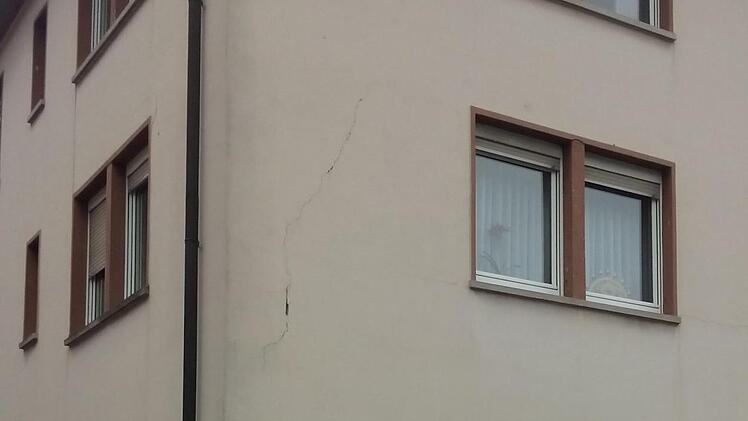 Der Aufsteller kommt vor die Tür, dann kann ein neuer Arbeitstag beginnen. Seit 1991 betreibt Verena Geisler (Foto) zusammen mit ihrem Mann Bernd den Bestellshop in der Bad Brückenauer Unterhainstrasse. Nicht nur Stammkunden schätzen die langjährige Erfahrung der Geschäftsleute. Rolf Pralle