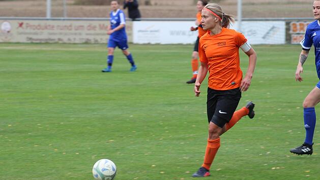 Brands Kapitänin Daniela Puscha zögerte in der 9. Minute einen Tick zu lange, nachdem sie freistehend vor der Torhüterin der SGV stand. Es hätte das 1:0 sein können, das wenig später aber fiel. Foto: Thomas Holzer