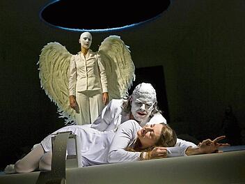 Käthchen und ihr Ritter in der weißen Traumwelt der Hofer Inszenierung von Heinrich von Kleists "Käthchen von Heilbronn oder Die Feuerprobe", die am 12. März im Kurtheater zu Gast sein wird.  Foto: Harald Dietz Fotografie