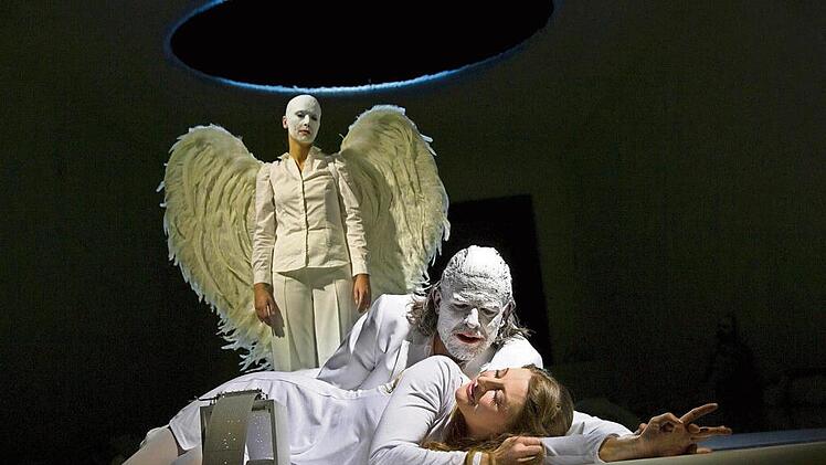 Käthchen und ihr Ritter in der weißen Traumwelt der Hofer Inszenierung von Heinrich von Kleists "Käthchen von Heilbronn oder Die Feuerprobe", die am 12. März im Kurtheater zu Gast sein wird.  Foto: Harald Dietz Fotografie