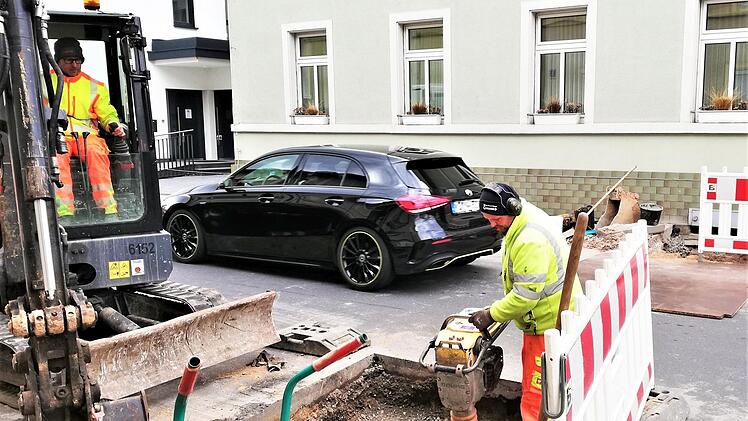 Bauarbeiter schließen wieder das erste der beiden Kopflöcher in der Theresienstraße vor der Villa Nordland.