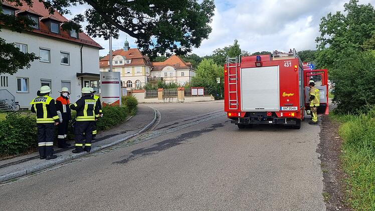 Gefahrguteinsatz in Ansbach: Unbekannte Flüssigkeit in Rehaklinik ausgelaufen