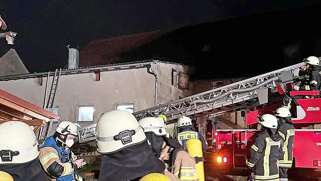 Die zahlreichen Einsatzkräfte konnten sich in Dutendorf weitgehend auf Nachlöscharbeiten beschränken.
