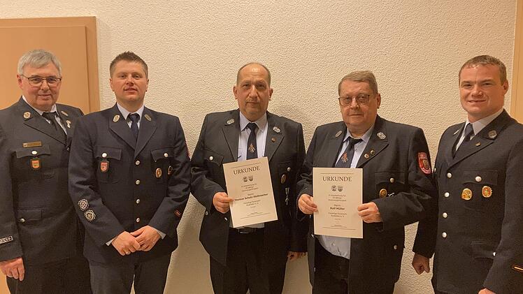 Ehrungen; (von links) KBM Wolfgang Kenner und Bürgermeister Matthias Hauke gratulieren Thomas Schulz-Stellmacher (40 Jahre Vereinsmitgliedschaft) und Ralf Müller (50 Jahre), Vereinsvorsitzender Thomas Hüfner ehrte die beiden Jubilare.