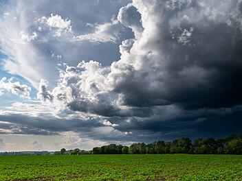 Die Frage, in welcher Region und in welcher Intensität Wolken "abregnen", wird immer öfter auch zum Konfliktfall.