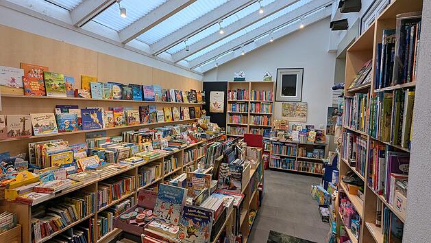 Mit viel Engagement pflegt das Team besonders die Kinder- und Jugendbuchabteilung und arbeitet eng mit Schulen sowie Kindergärten zusammen, um junge Leserinnen und Leser zu fördern.