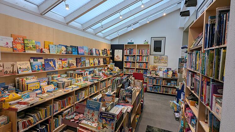 Mit viel Engagement pflegt das Team besonders die Kinder- und Jugendbuchabteilung und arbeitet eng mit Schulen sowie Kindergärten zusammen, um junge Leserinnen und Leser zu fördern.