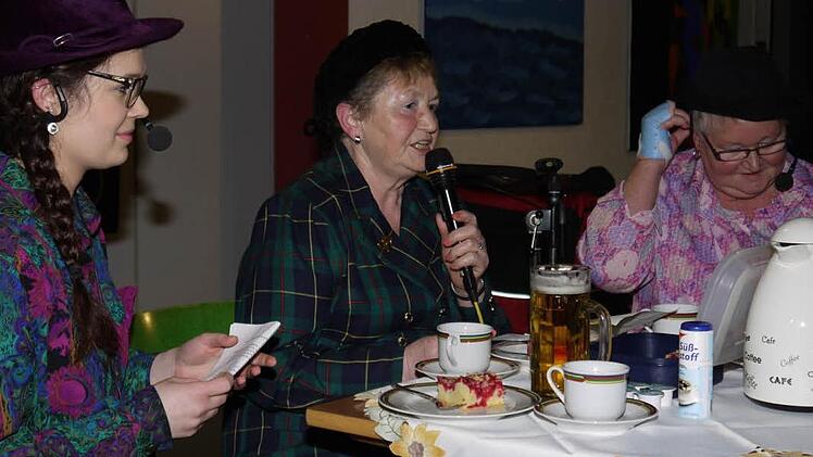 Personen und Dorfgeschehen nehmen die Dorftratschen auf den Arm: Bianca Finnie, Brigitte Schwarz und Brunhilde Lieb (von links).