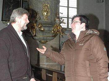 Pfarrer Richard Brütting und die Erste Vorsitzende des Musikvereins St. Kilian, Rita Böhm, im Gespräch über die geplante Innenrenovierung der Kirche. Foto: Gerhard Schmidt