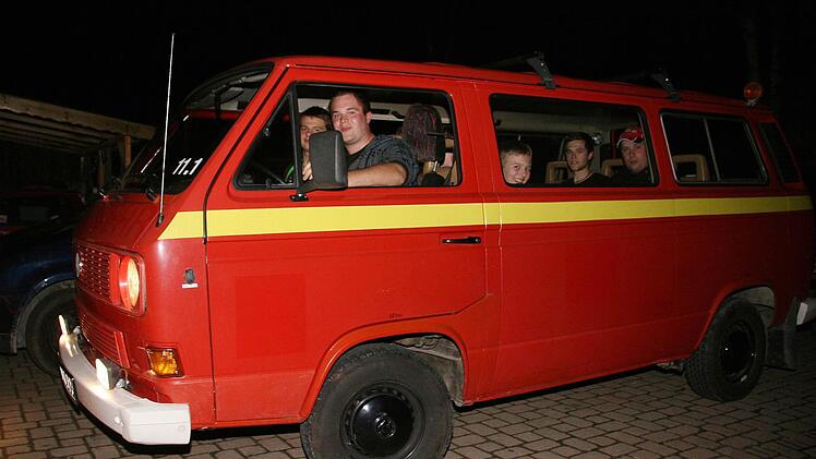 Wenn dieser VW-Bus durch irgendeinen Ort fährt, ist Vorsicht geboten: Die Lindauer Maibaumklauer sind unterwegs...