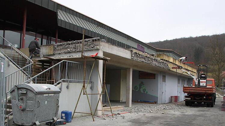 Auch seine Kollegen sind mit Abbrucharbeiten beschäftigt.