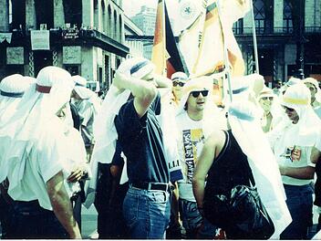 Fankultur mit einer Portion Ironie: 1990 hatten sich deutsche Fans vor dem Spiel Deutschland gegen VAE als Scheichs verkleidet.  Foto: privat