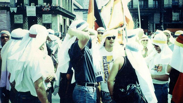 Fankultur mit einer Portion Ironie: 1990 hatten sich deutsche Fans vor dem Spiel Deutschland gegen VAE als Scheichs verkleidet.  Foto: privat
