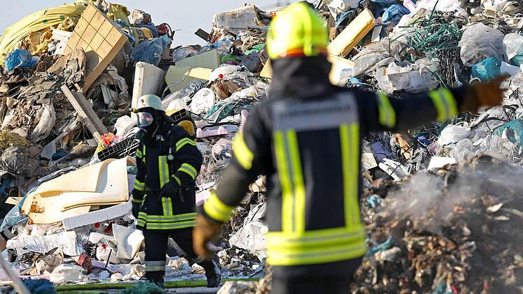 Ein Großbrand in der Müllsortieranlage der Firma Veolia in Bergrheinfeld (Lkr. Schweinfurt aus). Foto: News5 / Herse