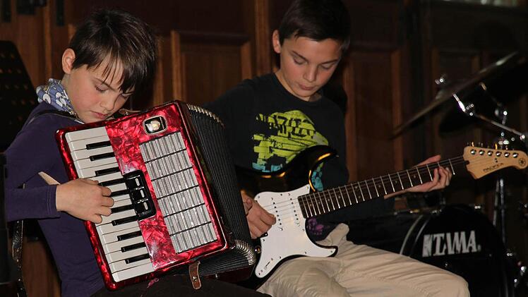 Hausmusik mal anders: die Geschwister Isabell (Akkordeon) und Fabian Andritscke (E-Gitarre) spielten zusammen den Kanon "Bruder Jakob"Ebenfalls