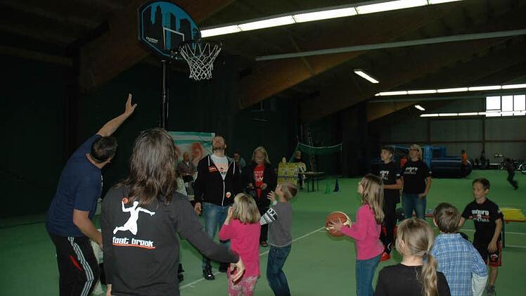 Etliche Kinder probierten den Wurf in den Baskettballkorb. Foto: Edwin Meißinger