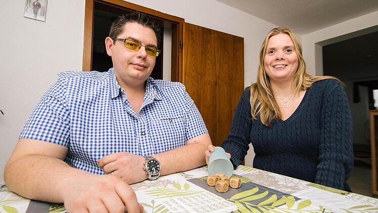 Würfel, deren Augenzahlen ertastbar sind, ermöglichen Herrmann und ihrem Freund Daniel Kugel auch Teilnahmen an Spieleabenden. Foto: Marian Hamacher