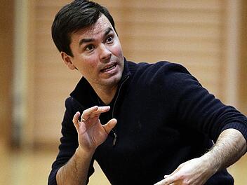Markus Lempetzeder, der Trainer der G&uuml;&szlig;bacher NBBL-Talente, feilt an der Taktik in den Vergleichen mit dem FC Bayern M&uuml;nchen. Foto: sportpress