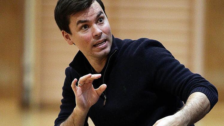 Markus Lempetzeder, der Trainer der G&uuml;&szlig;bacher NBBL-Talente, feilt an der Taktik in den Vergleichen mit dem FC Bayern M&uuml;nchen. Foto: sportpress